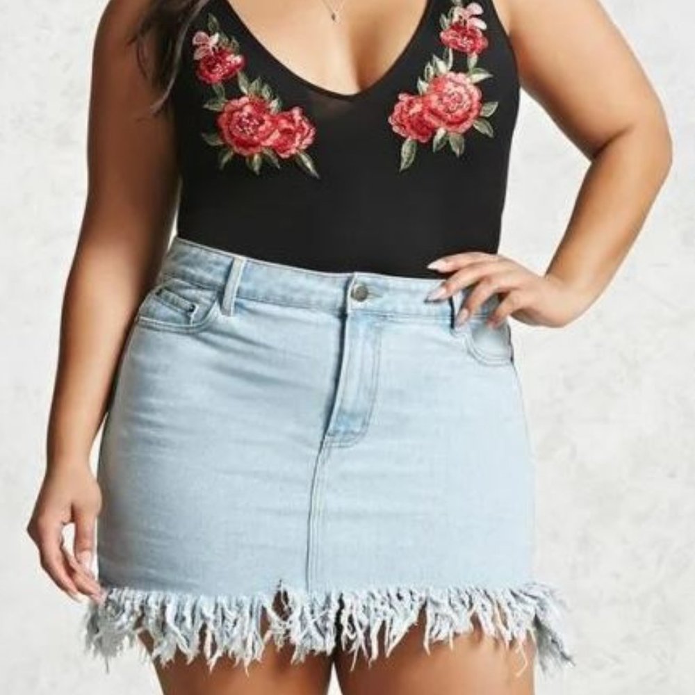 NWT Forever 21 Light Denim Frayed Jean Skirt 20